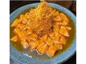 Salmão ao molho de ostras com crispy de batata doce