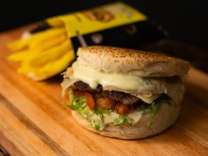 4 Hambúrgueres de Carne com Fritas