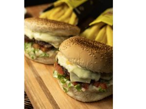 3 Hambúrgueres de Carne com Fritas