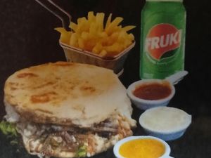 Xis Carne Acebolado + Fritas + Guaraná lata