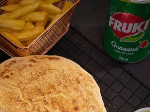Xis Carne Acebolado + Fritas + Guaraná lata