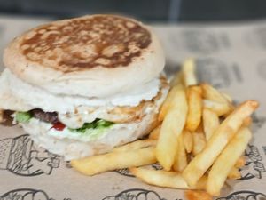Hambúrguer Colombiano com fritas