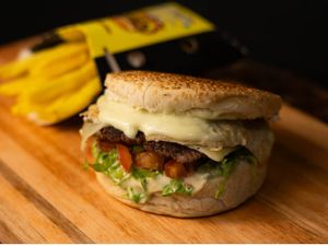 Hambúrguer Colombiano com fritas