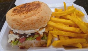 Hambúrguer de carne com Fritas + Fruki Lata ou Àgua