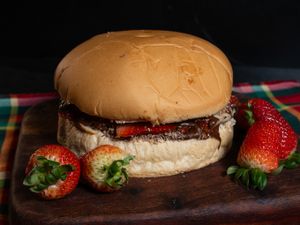 xis chocolate branco com morango