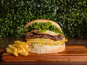 XIS FILÉ COM FRITAS