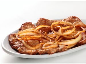 Filé de alcatra na chapa acebolado