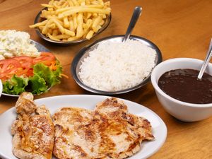Refeição com bife de Frango
