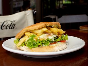 Xis Salada com Fritas