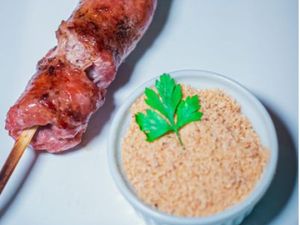 Espetinho linguiça campeira