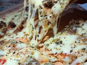 Pizza Filé cebola caramelizada e gorgonzola