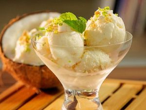 Sorvete Abacaxi com Calda