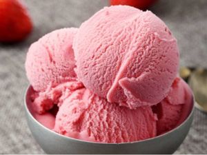 SORVETE MORANGO COM CALDA