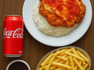 Sábado: À lá minta de frango à parmegiana +  Refri Lata 350ml