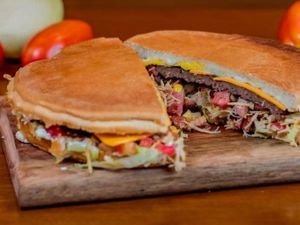 Xis Bacon com Abacaxi