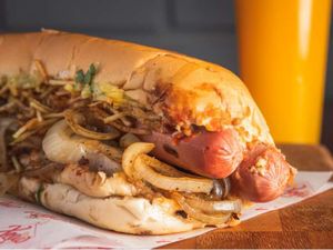 Cachorro quente acebolado