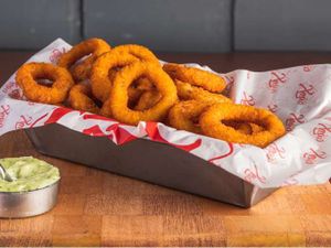 Porção de anéis de cebola